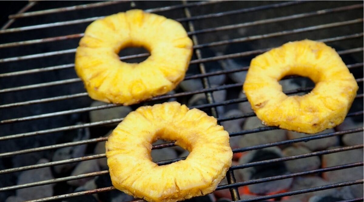 Barbeque is Not Just for Meat and Veggies: From Mangoes to Pineapples, Grilling Makes These Fruits more Flavourful and Juicy!