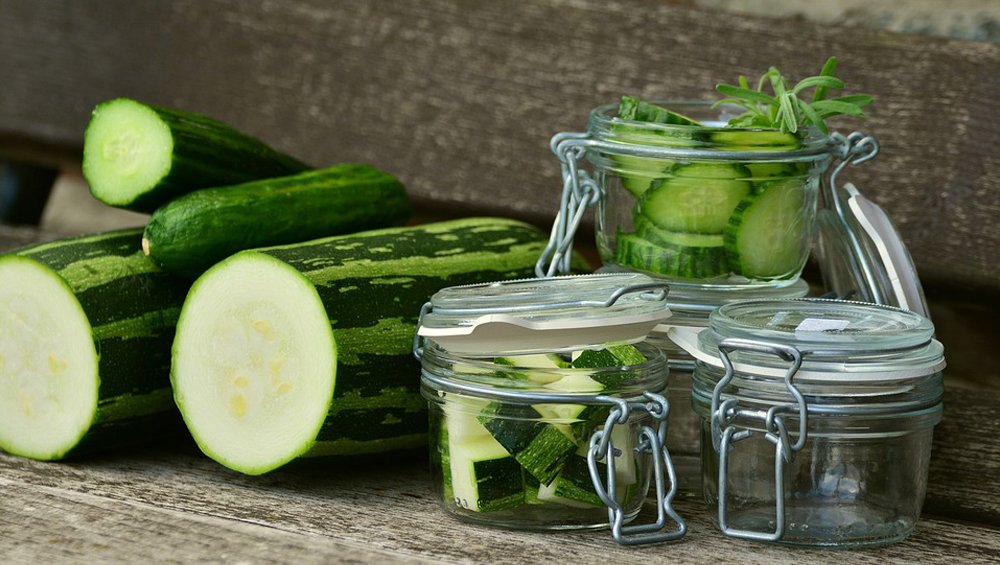What To Eat To Beat Summer Heat? From Cucumber To Coconut Water, List Of Cooling Foods to Keep You Hydrated and Ease Digestion
