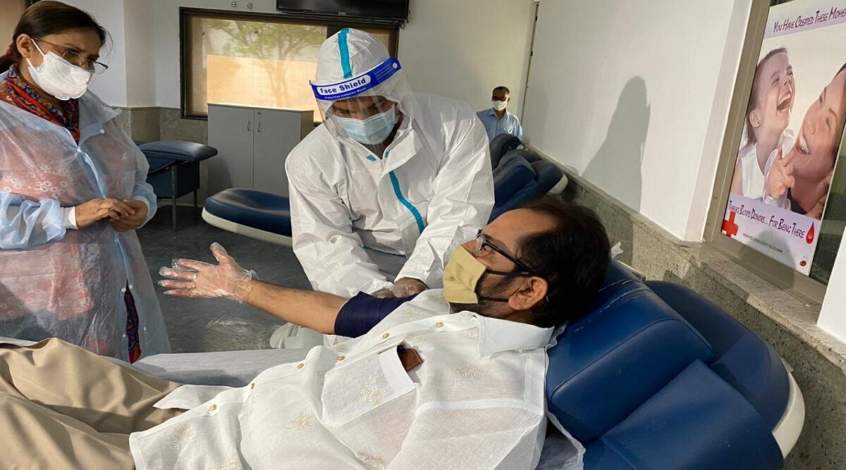 World Blood Donor Day 2020: Union Minister Mukhtar Abbas Naqvi Donates Blood at Red Cross Society in Delhi