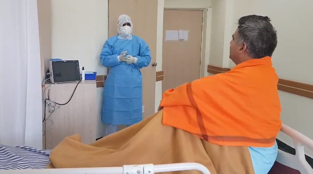 BJP Jammu and Kashmir Chief Ravinder Raina Shares Clip of Doctor Singing 'Teri Mitti' While Donning PPE Suit From COVID-19 Hospital, Watch Video
