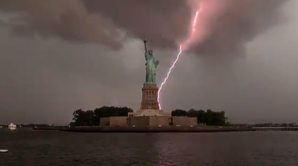 Incredible Yet Spooky! Photographer Captures Exact Moment When Lightning Strikes the Statue of Liberty in New York (Watch Viral Video)