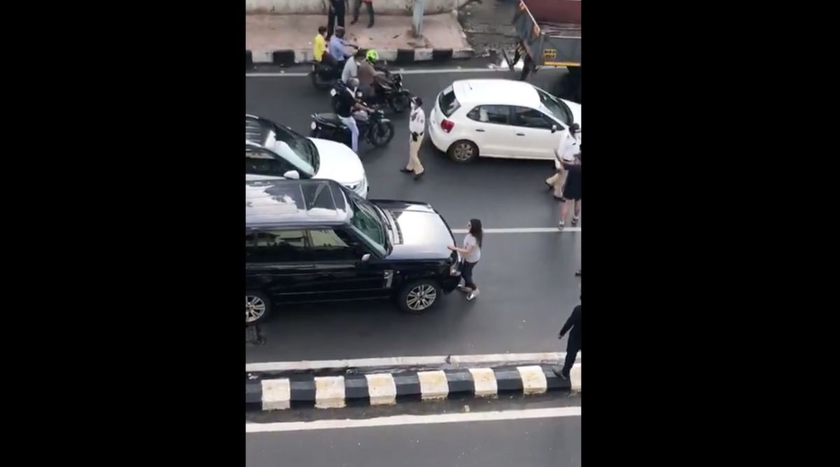 Mumbai Couple's Fight on Street Gets Dramatic in the Middle of Road as Wife Climbs Husband's Car, Video Gets Viral