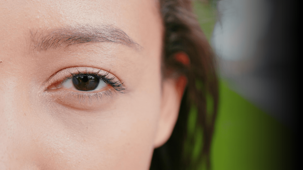 डोळे मिचकावणे | उजवा आणि डावा डोळा लुकलुकणारा ज्योतिष अर्थ पुरुष आणि स्त्रियांसाठी