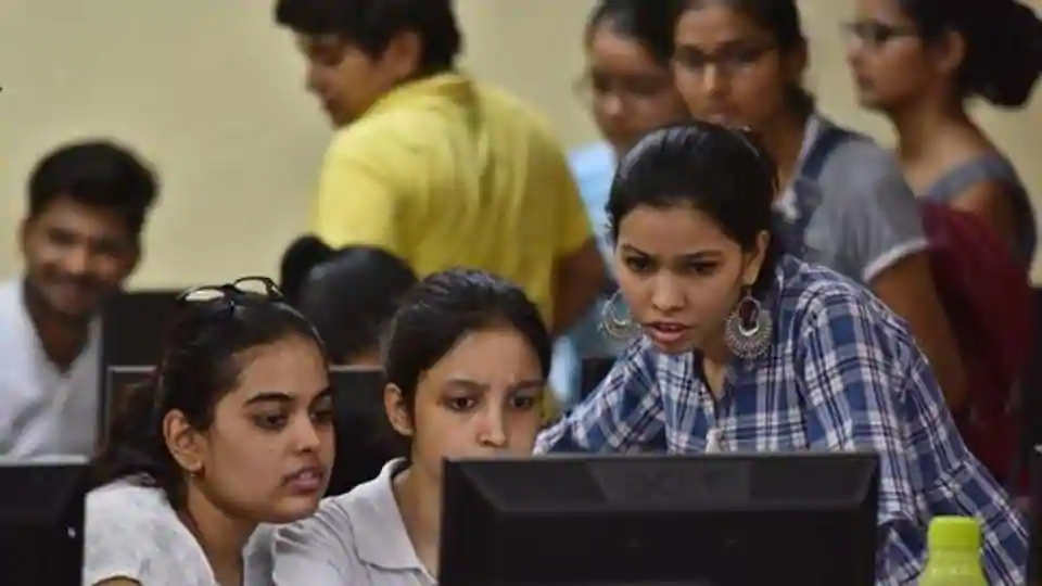 Twelve Delhi University (DU) colleges fully funded by the Delhi government are struggling to pay salaries to teaching and non-teaching staff, and electricity and other bills, for the last three months due to the shortage of funds.