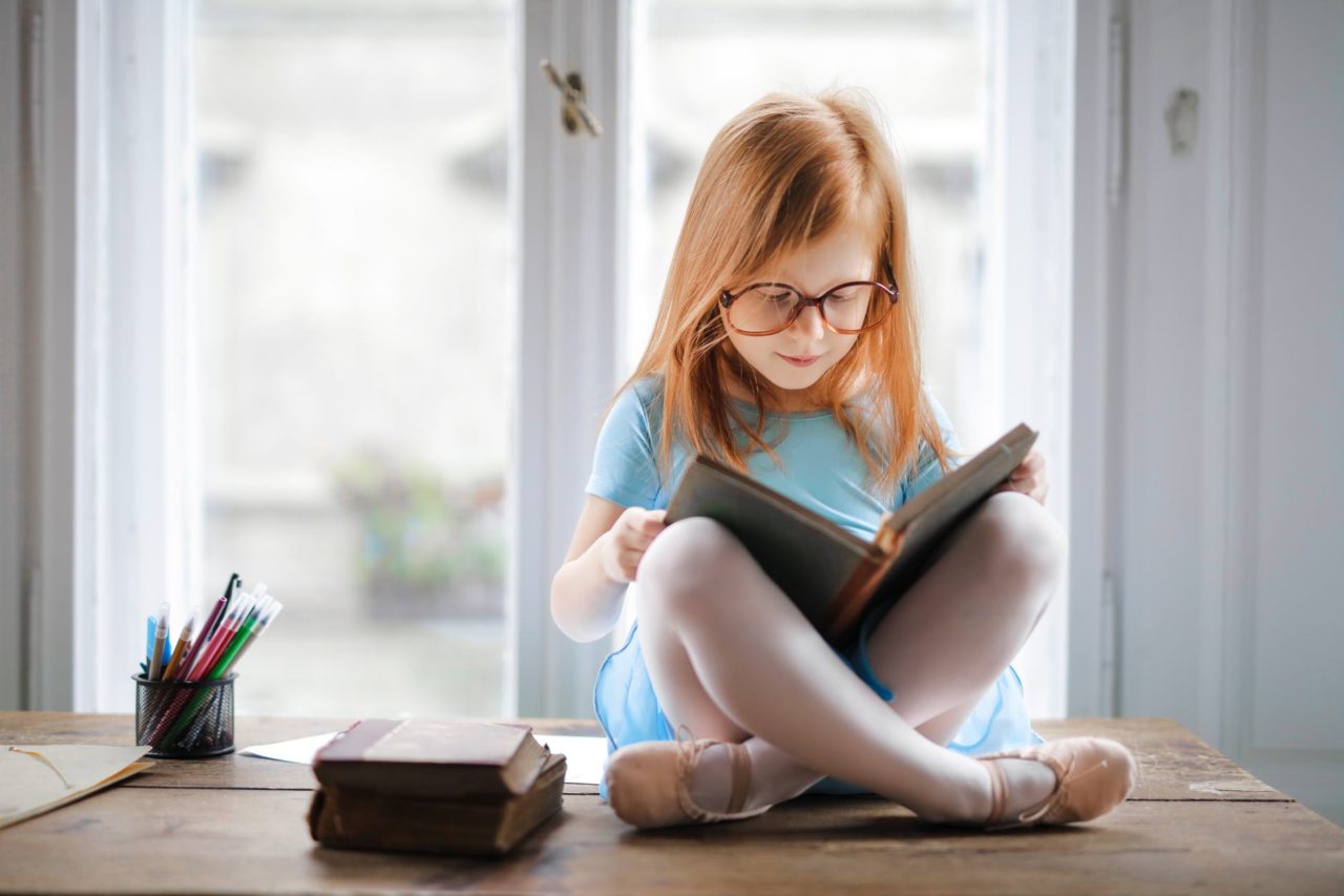 صورة فتاة تقرأ الكتاب