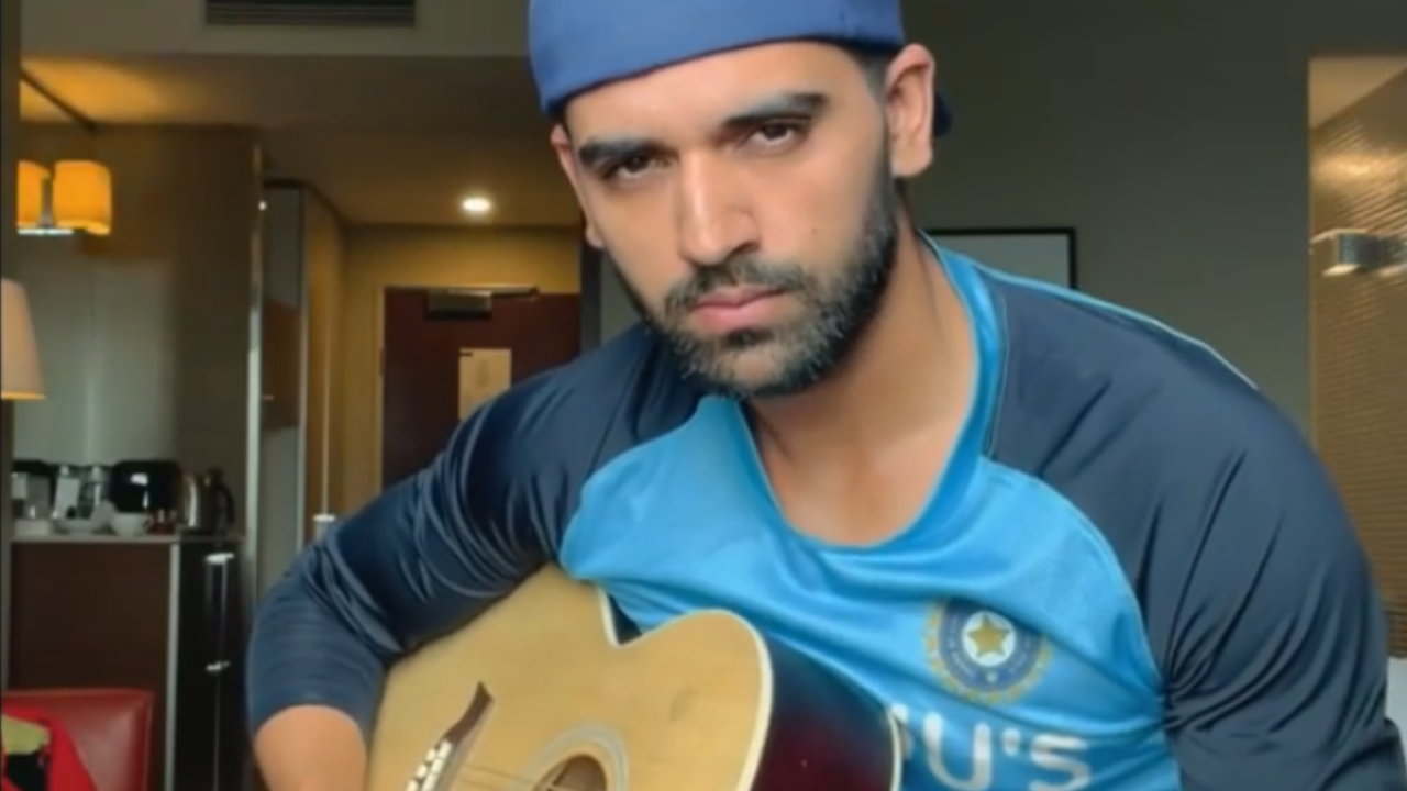 AUS vs IND: Deepak Chahar plays Shahrukh Khan's famous song tune on guitar before practice
