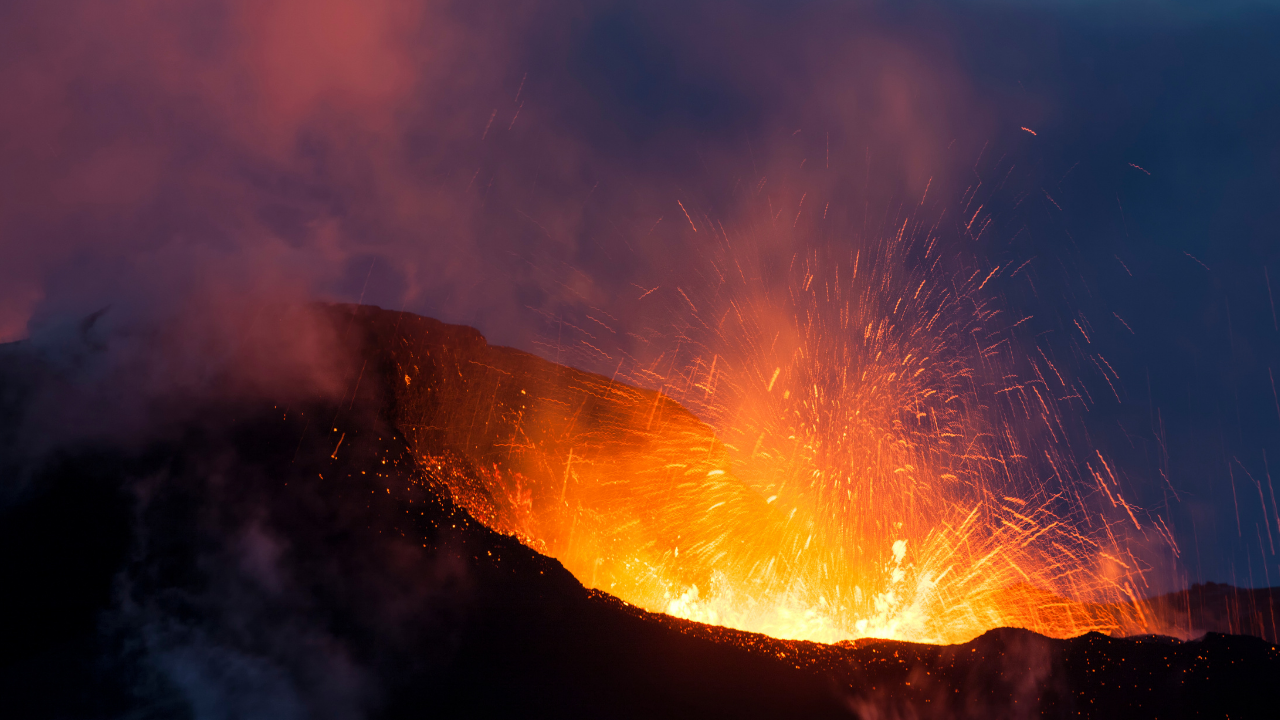 Volcano erupts on Hawaii's Volcanoes National Park