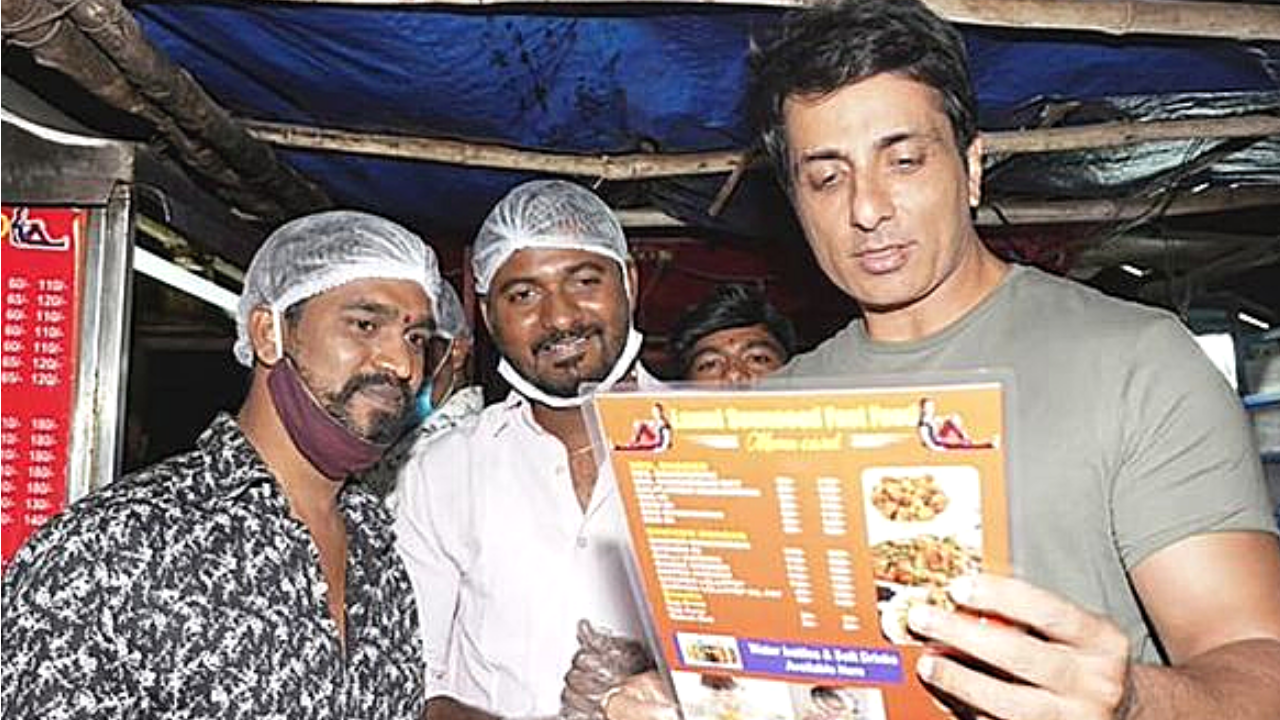 Sonu Sood gave a surprise to the fan, Suddenly reached food stall and tested Manchurian