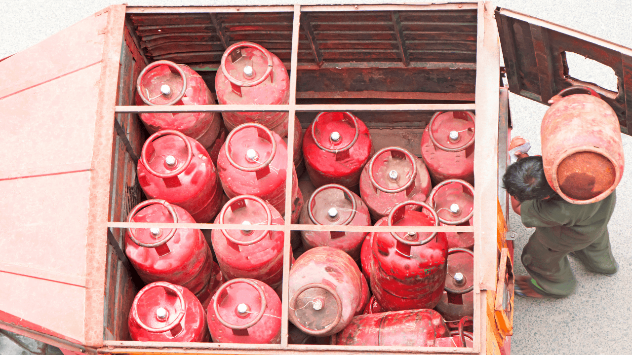 Inflation shock on the first day of the month! LPG cylinder became expensive, know how much is the price now
