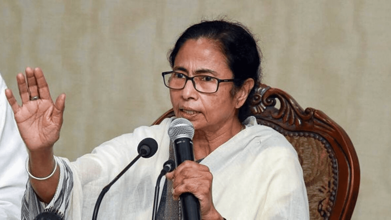Mamata Banerjee reached dharna against the Election Commission ban