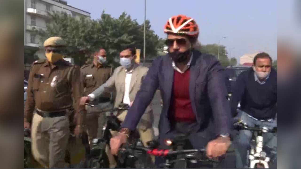 Congress arrives on the streets in protest against rising oil prices, Robert Vadra arrives at the office by bicycle