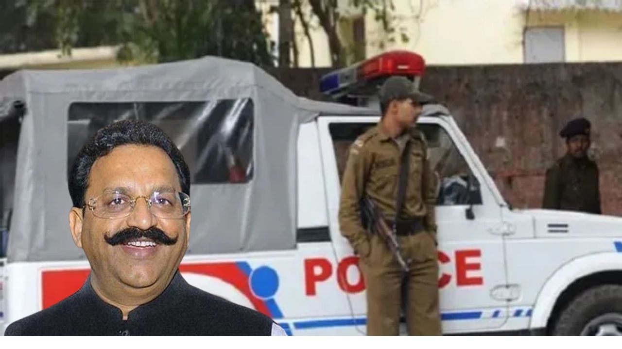 Police leave with a convoy of 20 vehicles to bring Mukhtar to UP