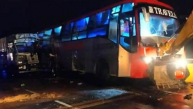 बाराबंकी अपघात: रस्त्याच्या कडेला उभ्या असलेल्या बसला ट्रकने धडक दिली, 18 जणांचा मृत्यू