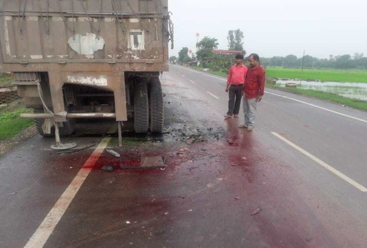 اصطدمت سيارة بشاحنة في Jaunpur ، UP ، لقي 5 أشخاص من نفس القرية مصرعهم في حادث