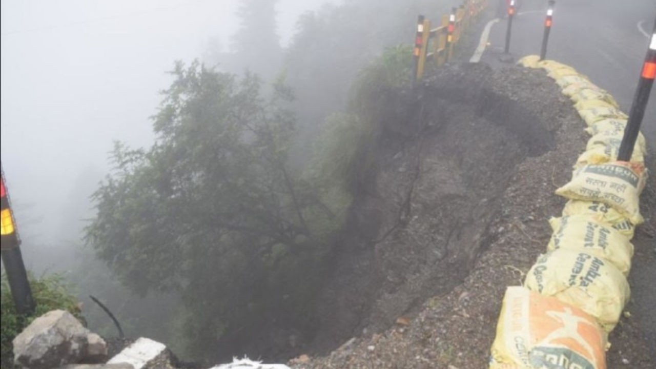 The landslide caused by heavy rains in Champawat of Uttarakhand, 150 people stranded on the highway