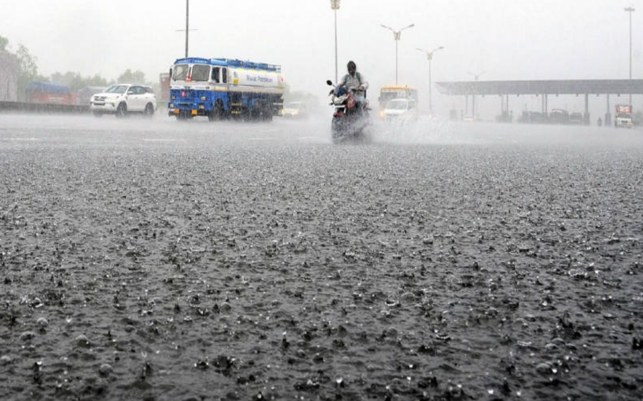 هطول أمطار غزيرة في الهند تتسبب في وفيات وانهيار أرضي في ولاية كيرالا وأوتاربراديش وأوتراخاند.