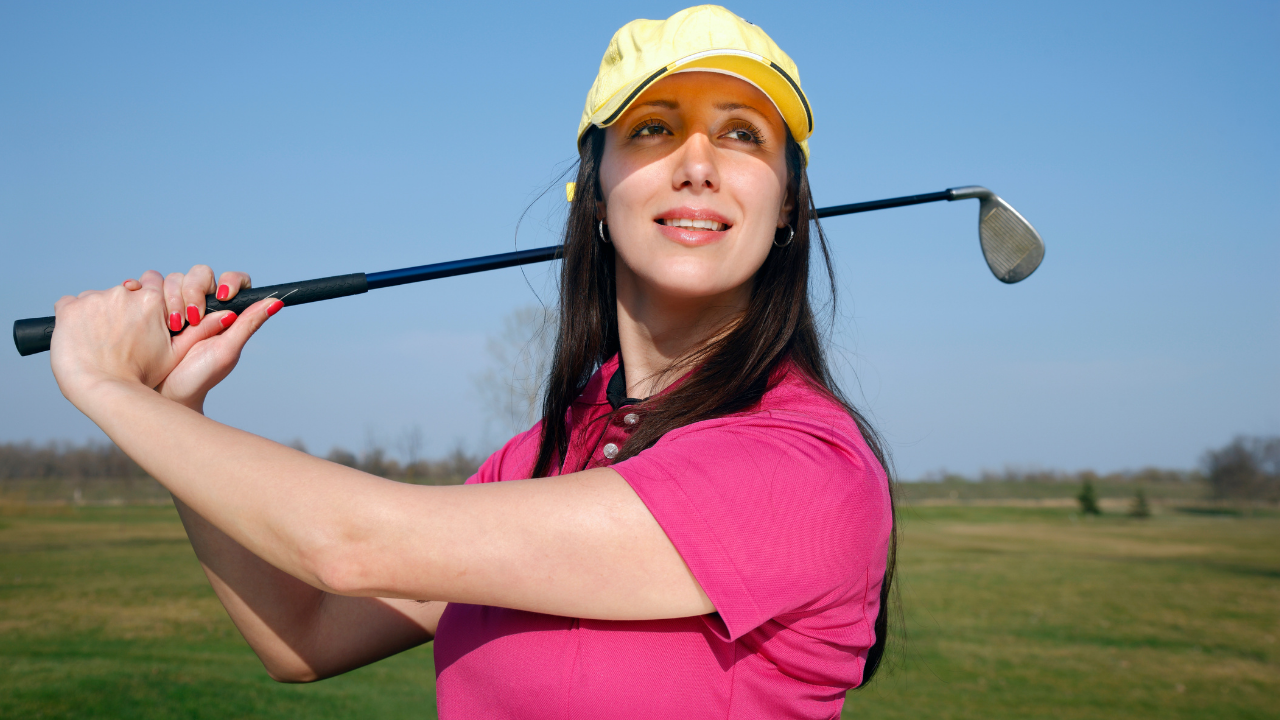 महिलांसाठी सर्वोत्कृष्ट गोल्फ शर्ट 2022: महिला गोल्फर्ससाठी 7 ट्रेंडी, स्टायलिश आणि आरामदायी पोलो