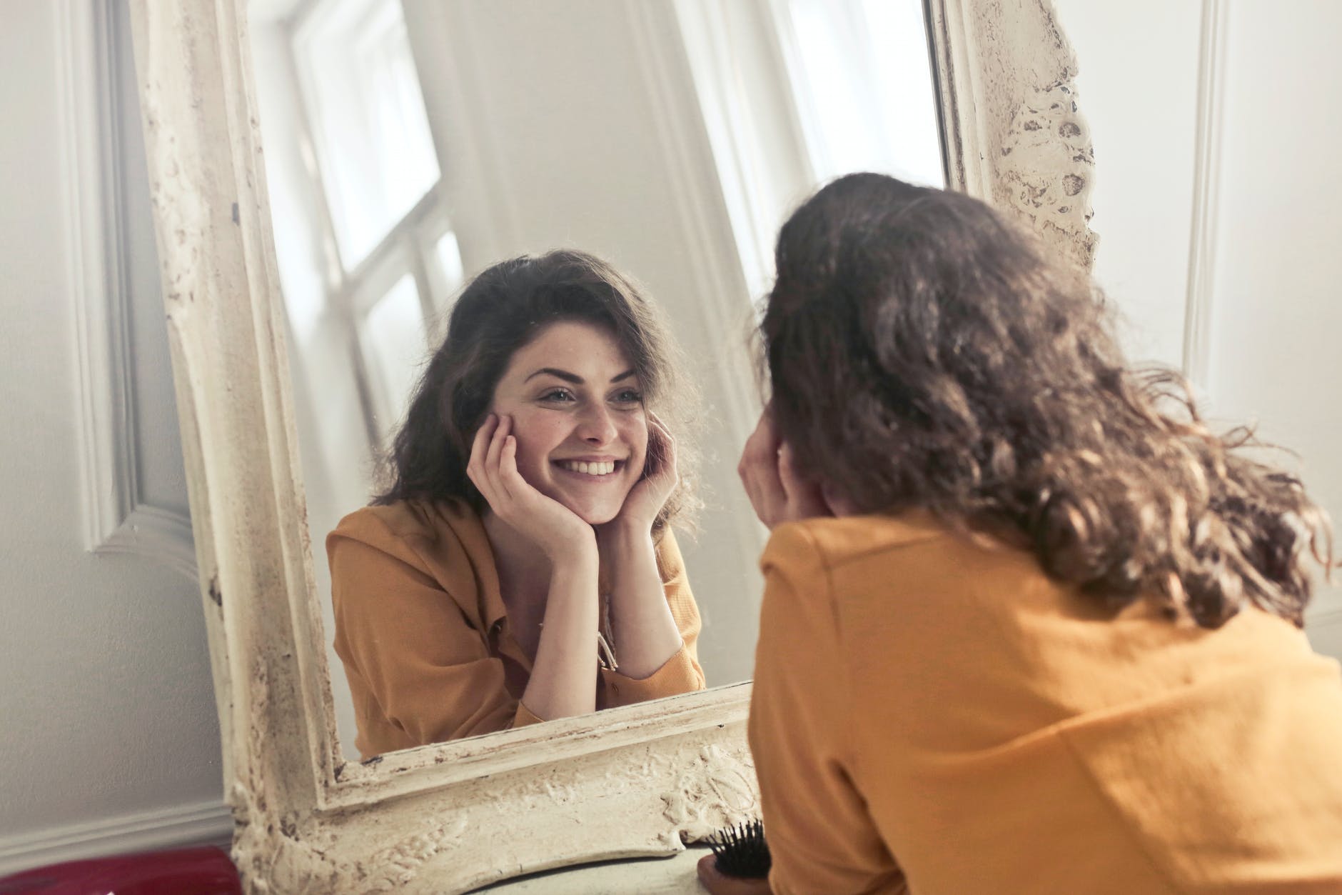 صورة لامرأة تنظر في المرآة