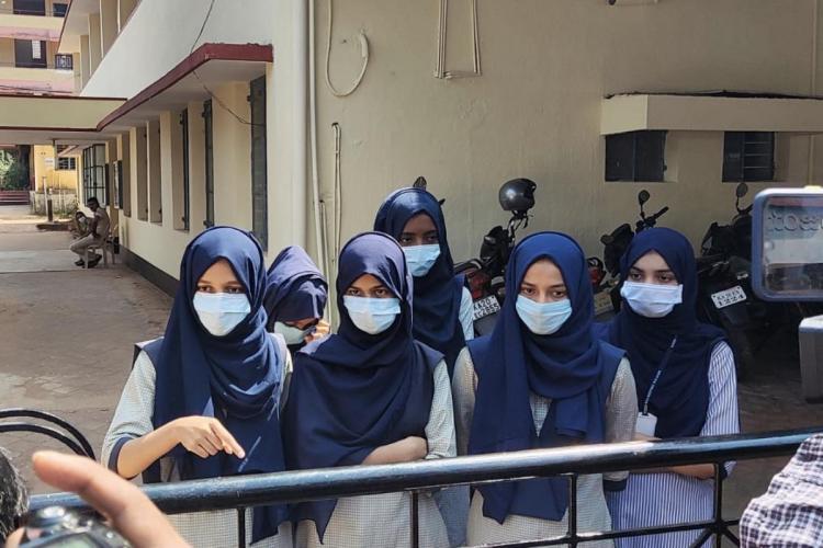 হিজাব সারি: কর্ণাটক প্রাক-বিশ্ববিদ্যালয় শিক্ষার্থীদের জন্য ক্লাস স্থগিত করেছে