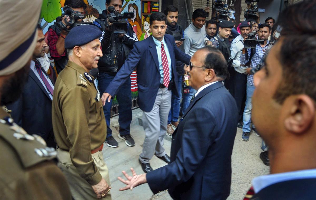 أجيت دوفال للأمن: رجل يحاول دخول مقر إقامة أجيت دوفال لوكالة الأمن القومي في دلهي ، بعد الاعتقال يقول أنه يتم التحكم فيه عن بعد