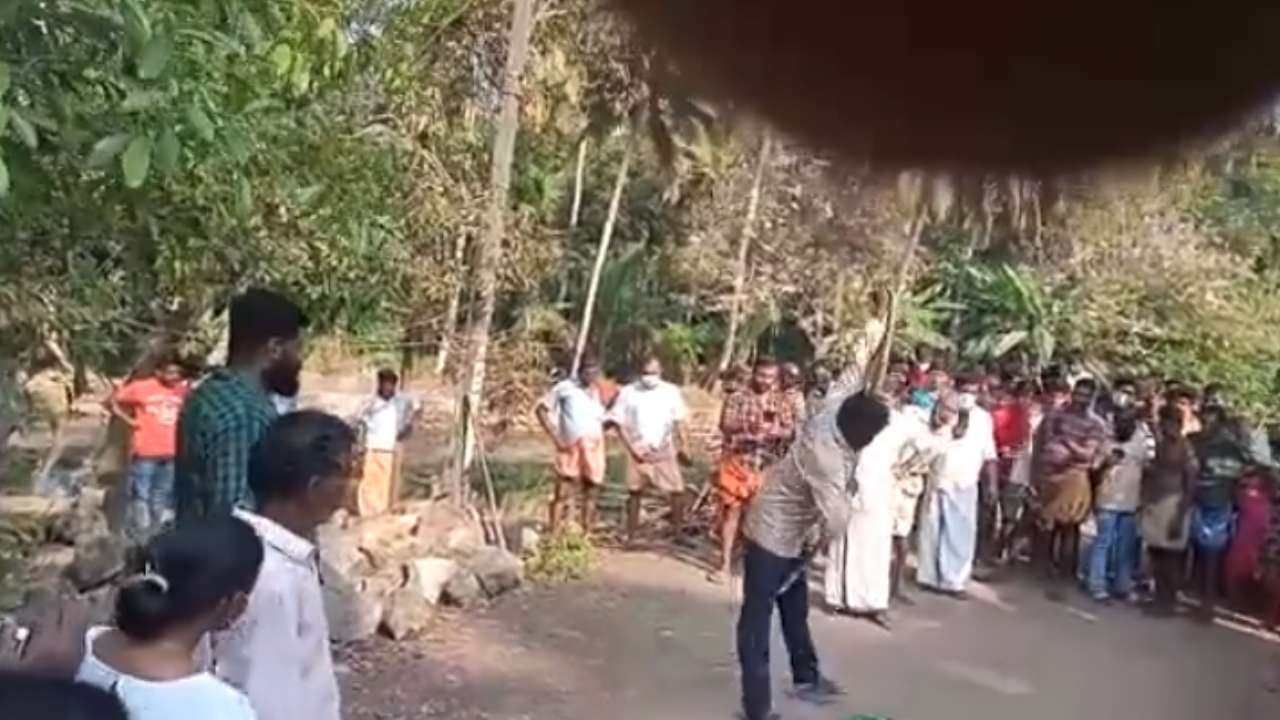 Cobra Bites Snake-Catcher Vava Suresh: Watch Video of the Attack