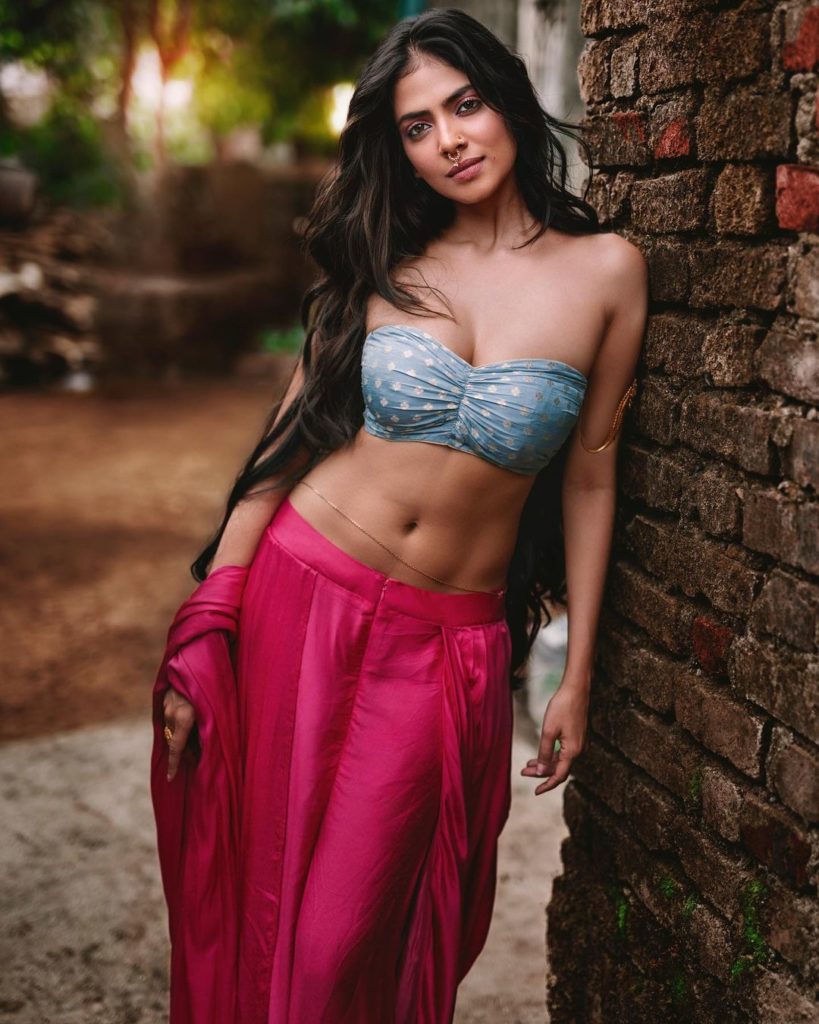 Malavika Mohanan Navel Sexy Flaunting
