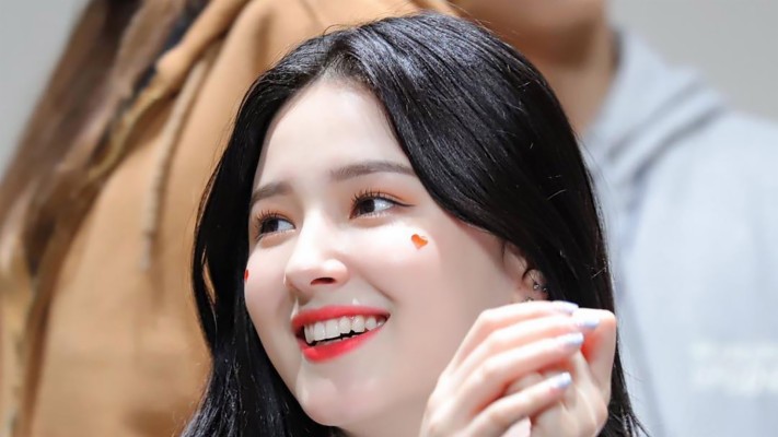 7 Cute Nancy Momoland HD Wallpapers to put on your mobile screen [2022]