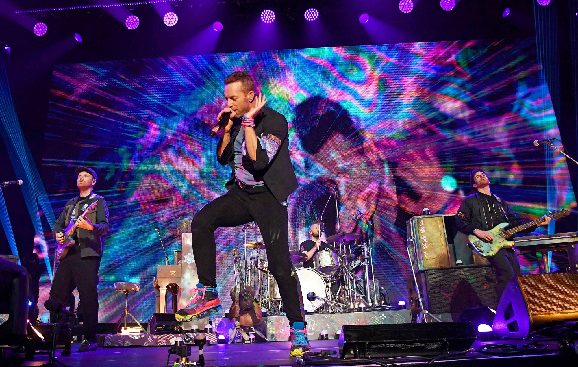 Coldplay Halts The Music Tour As Chris Is Struggling With Lung Infection.