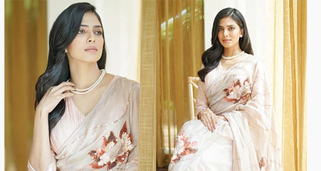 Malavika Mohanan Exudes Elegance in String Of Pearls Blush Pink Saree: See More Of her Traditional Saree Looks