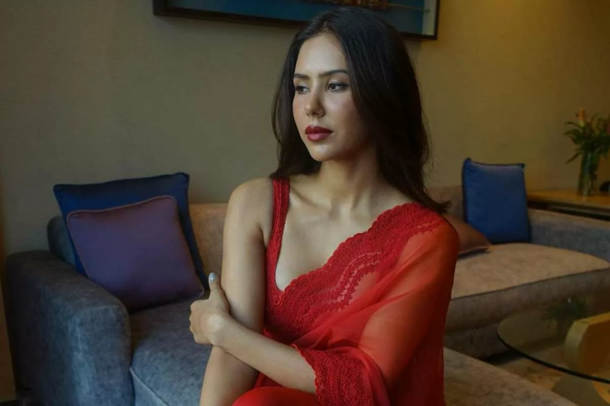 Sonam Bajwa Brings Her Bo*ld Look In Her Sexy Red Saree