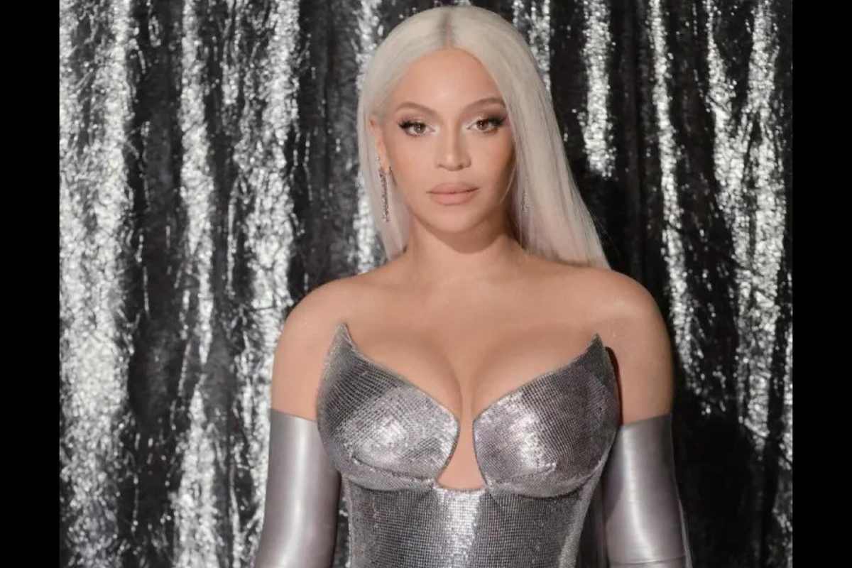 Beyonce Looks Stunning In Silver Gown For 'Rennainsanse' Premier