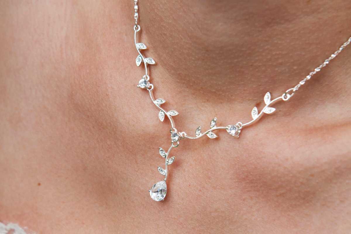 Wedding Gifts for Your Sister: Necklaces to Celebrate a New Chapter