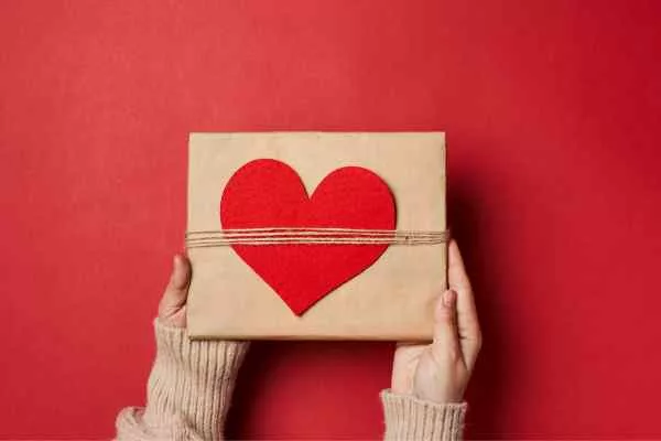 Romantic And Memorable Gifts For Each Day Of Valentine's Week