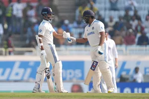 4th Test: India reach 118/3 at lunch, need 74 more runs to win over England