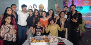 Avinesh Rekhi, Tanisha Mehta cut cake for 100 episodes of 'Ikk Kudi Punjab Di'