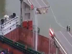 Five killed as cargo ship rams into bridge in China (Lead)