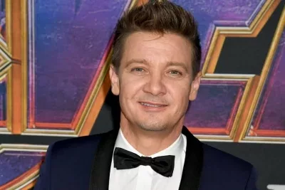 Jeremy Renner shows up at People's Choice Awards: 'Feels good to be back'