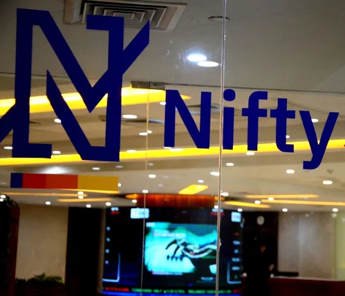 Nifty hits new high before closing at day's low (Ld)