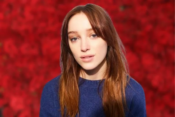 How is Phoebe Dynevor Boyfriend? How Is english actress Dating?