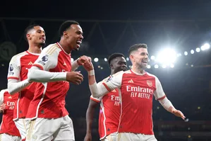 Premier League: Arsenal crush Newcastle to keep pace with title rivals