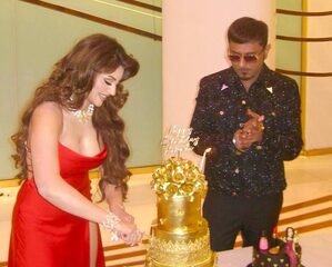 Urvashi cuts 24-carat gold cake gifted by Yo Yo Honey Singh on her b'day