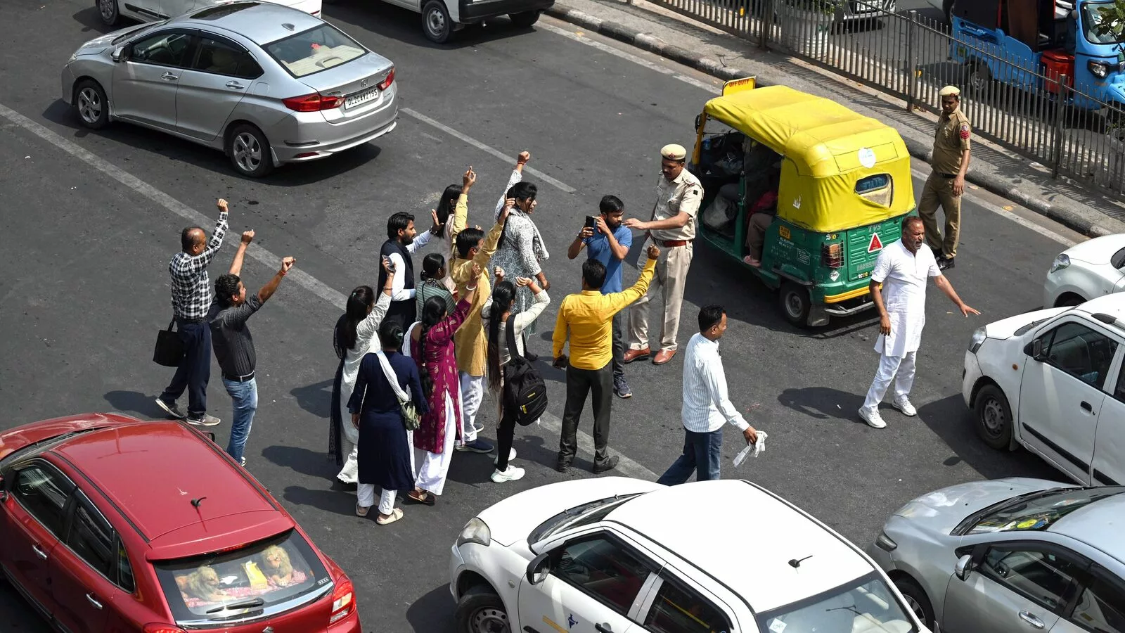 AAP protest: Delhi Police issues traffic advisory on roads to avoid