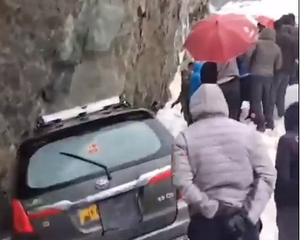 J&K: Avalanche hits Srinagar-Sonamarg highway, trapped vehicles safely rescued