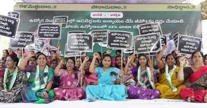 T'gana: Kavitha leads protest to seek withdrawal of Government Order on women's quota