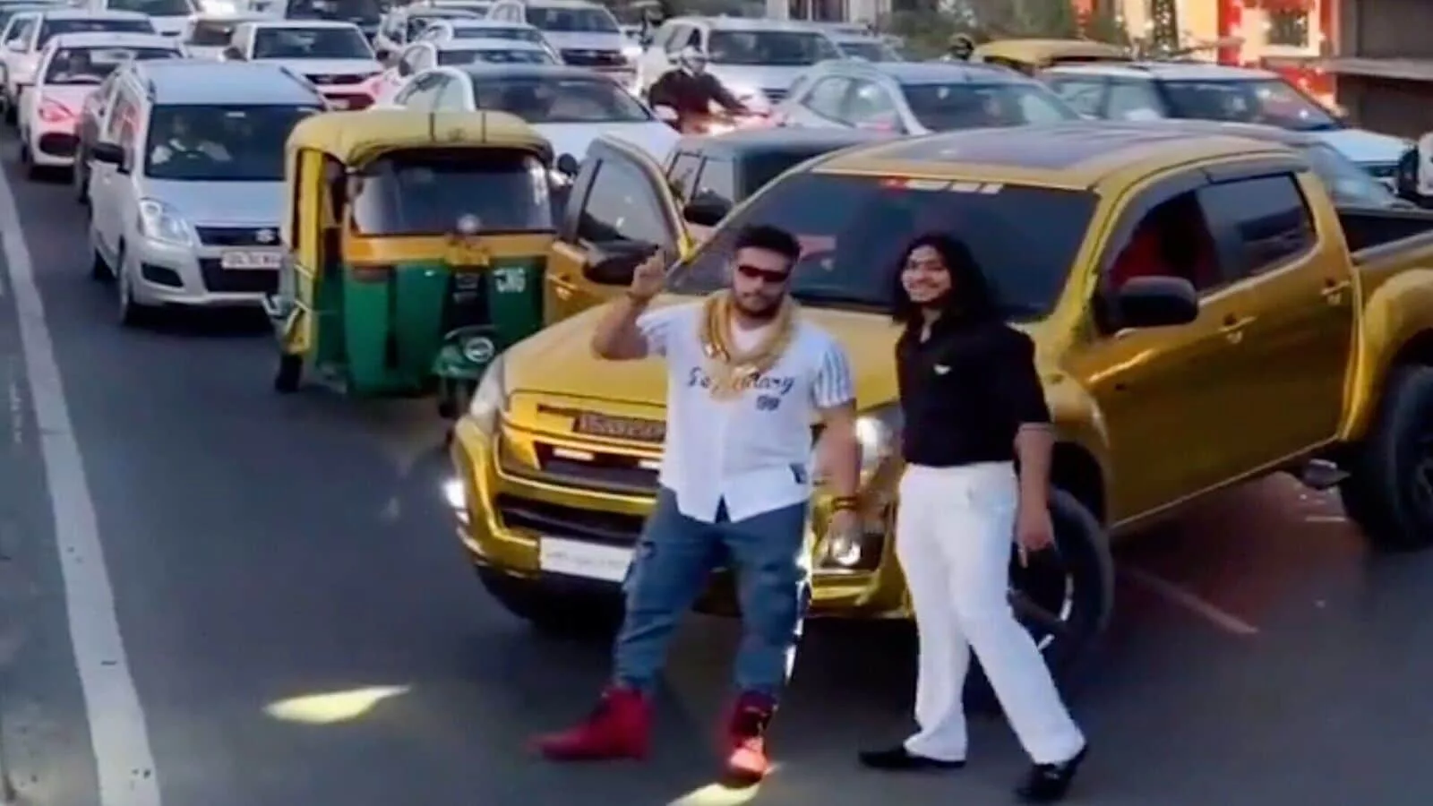Man driving Isuzu V-Cross blocks traffic in Delhi to shoot reel, performs stunts