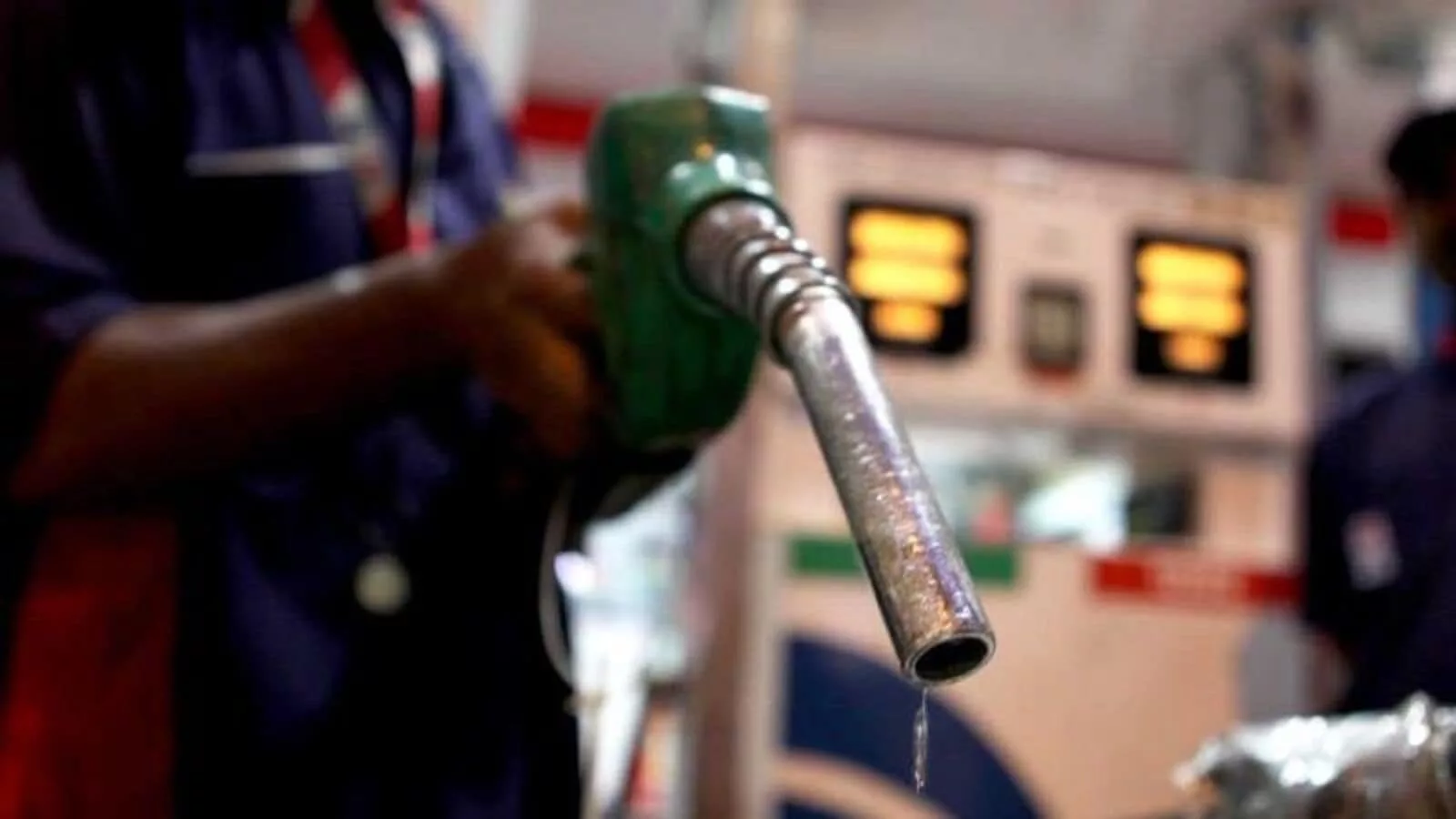Petrol pumps in Delhi soon to check vehicle licence plates. Here is why