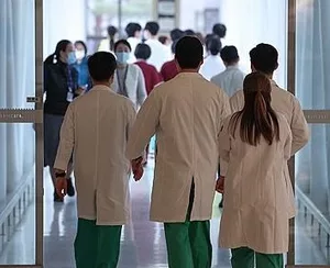 South Korea to send suspension notice to 13,000 striking doctors