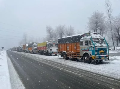 Srinagar-Jammu highway blocked for 2nd consecutive day