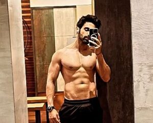 Arjit Taneja pumps up, flaunts his toned abs for a dose of Monday motivation