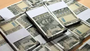 EC flying squad seizes Rs 4 cr from three at TN's Tambaram Railway station